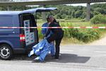 
    Politiet ses her i gang med at sikre spor ved Legind Sø på Mors i forbindelse med voldtægtssagen. Rasmus Skaftved/Ritzau Scanpix