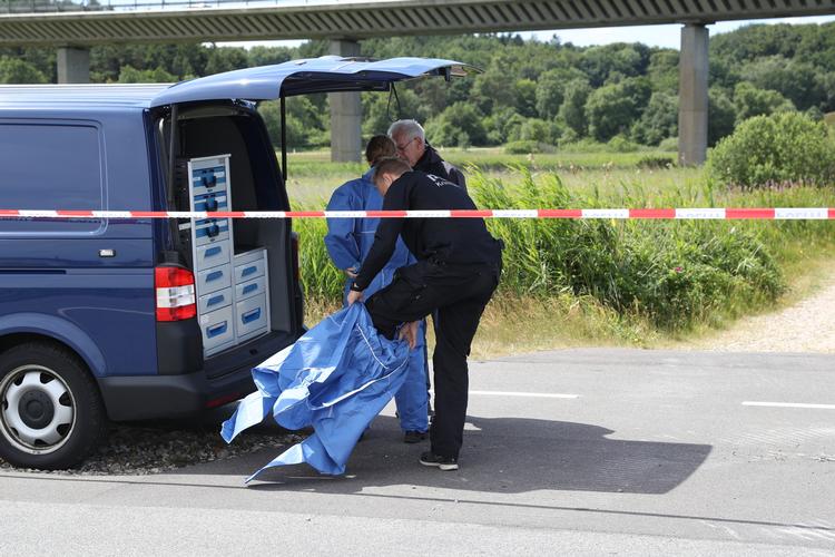 
    Politiet ses her i gang med at sikre spor ved Legind Sø på Mors i forbindelse med voldtægtssagen. Rasmus Skaftved/Ritzau Scanpix