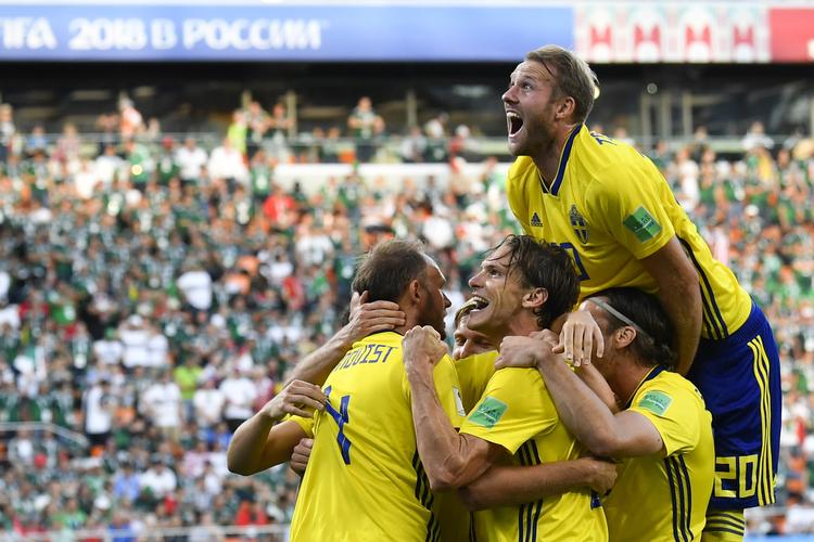Sverige møder Schweiz i en uforudsigelig  1/8-finale.  Martin Meissner/AP