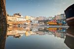 I Tenby går turister på opdagelse mellem de pastelfarvede huse, i den lille havn og på stranden. VisitWales