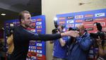 Harry Kane er VM-topscorer og har overskud til at deltage i en dartturnering med journalister.  Alastair Grant/AP
