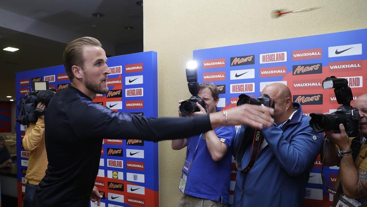 Harry Kane er VM-topscorer og har overskud til at deltage i en dartturnering med journalister.  Alastair Grant/AP