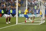 2-0. Firmino er havnet i netmaskerne efter at have sendt Neymars smukke aflevering i mål til 2-0. Dermed er Brasilien videre til kvartfinalen.
   Frank Augstein/AP