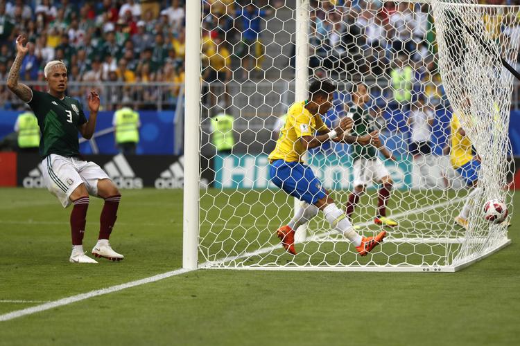 2-0. Firmino er havnet i netmaskerne efter at have sendt Neymars smukke aflevering i mål til 2-0. Dermed er Brasilien videre til kvartfinalen.
   Frank Augstein/AP