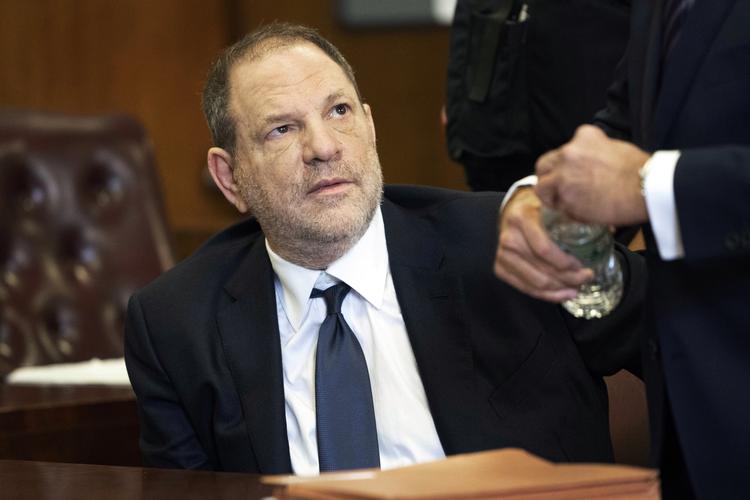 Den 66-årige Weinstein, der engang var en af Hollywoods mest magtfulde filmproducenter, har erklæret sig ikke skyldig i de anklager, som blev rejst imod ham tidligere. Steven Hirsch/AP