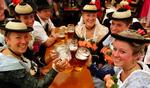 Kvinderne i Bayern er  iført den traditionelle dirndl under den berømte oktoberfest.  Matthias Schrader/AP