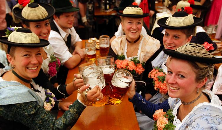 Kvinderne i Bayern er  iført den traditionelle dirndl under den berømte oktoberfest.  Matthias Schrader/AP