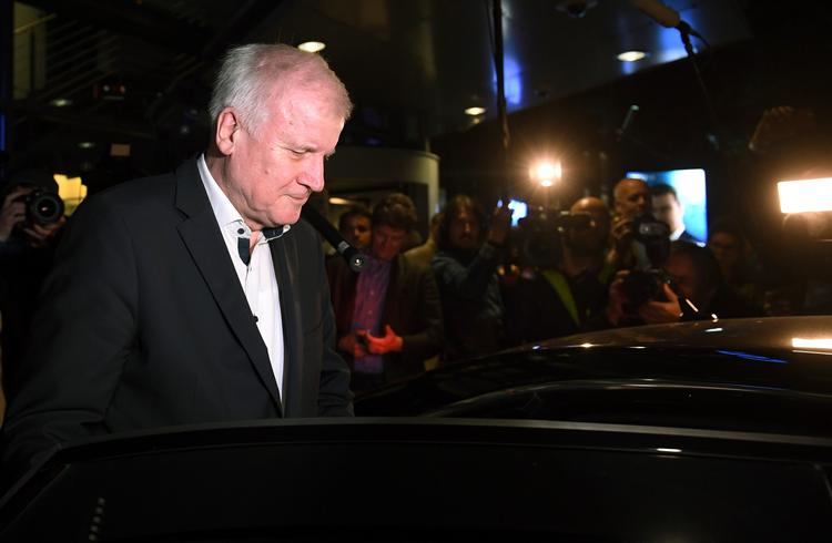 »Jeg bliver ved med at være indenrigsminister«, siger Seehofer efter maratonmøder i Berlin mandag. Christof Stache/Ritzau Scanpix