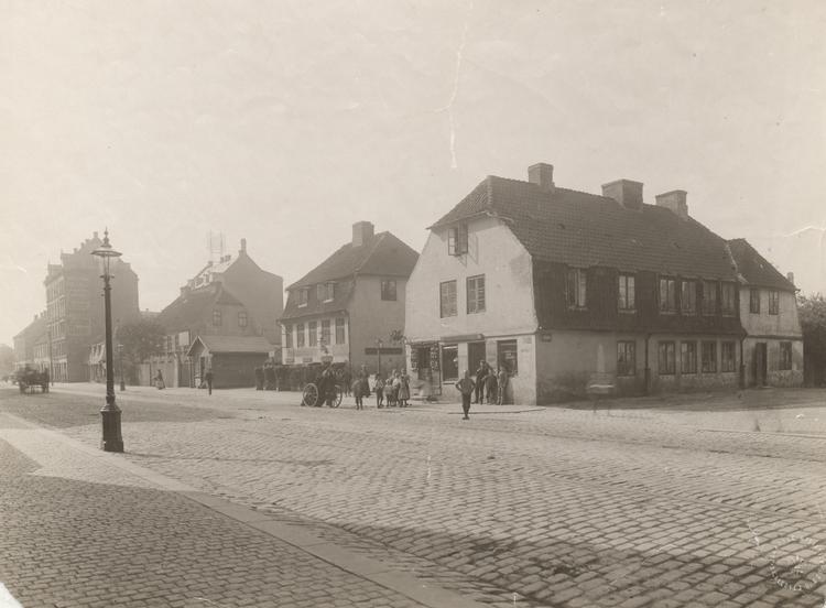 Hint: I dag har gaden nogle af Københavns bredeste cykelstier, og der dufter ofte af Shawarma.  Foto: 1896: Ukendt fotograf, Københavns Museum