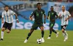Under VM-kampen mod Argentina bar John Obi Mikel rundt på en tyngende hemmelighed. 'Jeg ville ikke skuffe 180 millioner nigerianere, så jeg måtte lukke det ude og spille kampen', fortæller John Obi Mikel om farens kidnapning. Ricardo Mazalan/AP