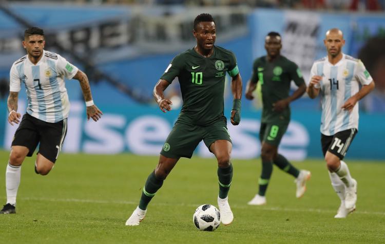 Under VM-kampen mod Argentina bar John Obi Mikel rundt på en tyngende hemmelighed. 'Jeg ville ikke skuffe 180 millioner nigerianere, så jeg måtte lukke det ude og spille kampen', fortæller John Obi Mikel om farens kidnapning. Ricardo Mazalan/AP