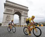 Chris Froome havde sidste år selskab af blandt andre Sergio Henao i sit fjerde sejrrige Tour de France-felttog, men colombianeren, der her ses på hjul af Sky-kaptajnen på Champs-Élysées, er ikke med, når det går løs på lørdag.
   Christophe Ena/AP