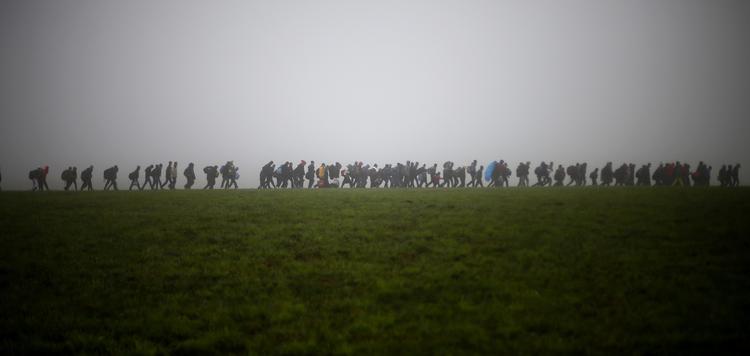 En gruppe migranter og flygtninge fotograferet i oktober 2015, hvor de krydser grænsen mellem Østrig og Tyskland.  Matthias Schrader/AP