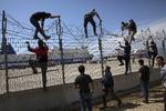 Migranter og flygtninge fotograferet tidligere i år i havnebyhen Patras i Grækenland, hvor de døgnet rundt forsøger at kravle over pigtråden, gemme sig på en lastbil og komme om bord på en båd til Italien og videre op mod Europa. Jacob Ehrbahn/POLFOTO