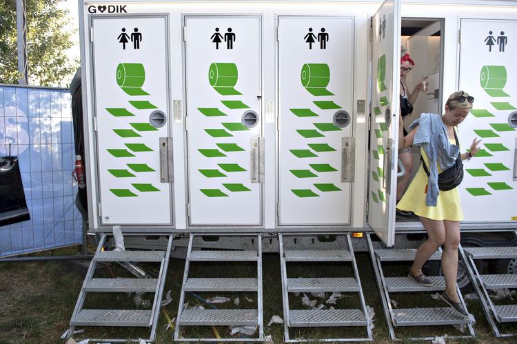 På Roskilde Festival var der tidligere træk-og-slip-toiletter på musikpladsen. Nu er de også at finde på campingområdet. Men de nye toiletter får kritik. Jens Nørgaard Larsen/Ritzau Scanpix