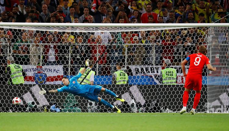Harry Kane passerede David Ospina to gange i aftes. I regulær tid og i straffesparkskonkurrencen.  Kai Pfaffenbach/Ritzau Scanpix