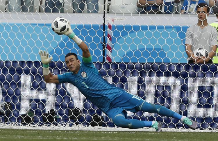 Essam El Hadary reddede et straffespark og satte to VM-rekorder.  Darko Vojinovic/AP