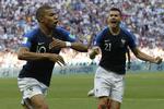 Kylian Mbappe (tv.) stemplede ind ved VM med sine scoringer mod Argentina.  David Vincent/AP
