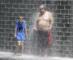 Afkøling i en park i Chicago i fredags.  Charles Rex Arbogast/AP