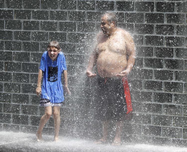 Afkøling i en park i Chicago i fredags.  Charles Rex Arbogast/AP