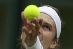 Serven var et skræmmende våben, da Roger Federer holdt kursen mod sin 12. finale i Wimbledon. Kirsty Wigglesworth/AP