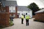 Britisk politi er massivt til stede i den britiske by Amesbury, hvor to mennesker er blevet forgiftet.  Matt Dunham/AP