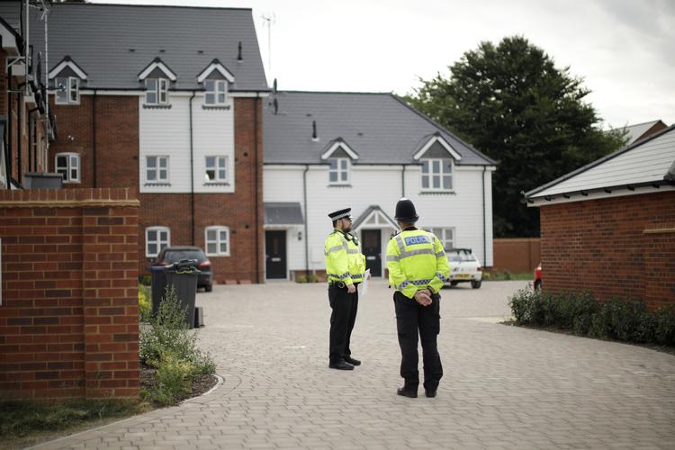 Britisk politi er massivt til stede i den britiske by Amesbury, hvor to mennesker er blevet forgiftet.  Matt Dunham/AP
