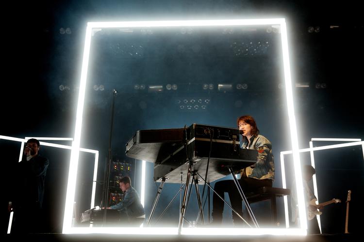 Charlotte Gainsbourg har det der uforklarlige 'noget', som tilhører hende og ingen andre. Her på Arena under Roskilde 2018.  Thomas Borberg/POLFOTO