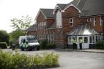 Politiet er massivt til stede i byen Amesbury.  Matt Dunham/AP