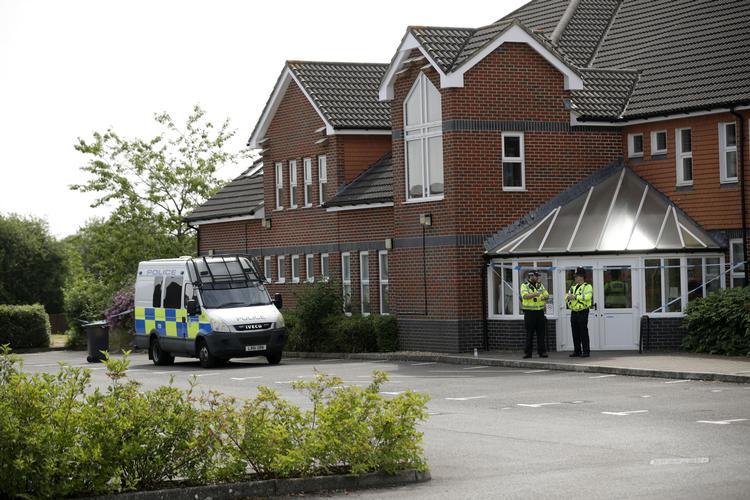 Politiet er massivt til stede i byen Amesbury.  Matt Dunham/AP