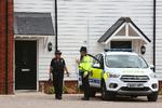 Politiet ses udenfor huset, hvor to personer i weekenden blev ramt af nervegiften Novichok. De to personer er formentlig tilfældige ofre.  Geoff Caddick/Ritzau Scanpix