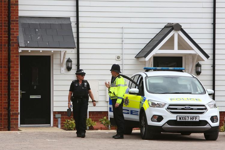 Politiet ses udenfor huset, hvor to personer i weekenden blev ramt af nervegiften Novichok. De to personer er formentlig tilfældige ofre.  Geoff Caddick/Ritzau Scanpix