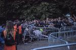 Inden Eminem-koncerten begyndte kom der pres fra folk i køen til pitten, og et hegn væltede og flere gæster blev klemt i faldet. Ingen kon alvorligt til skade, og de fleste folk fik plads inden koncerten for alvor kom i gang.
   Helle Arensbak/Ritzau Scanpix