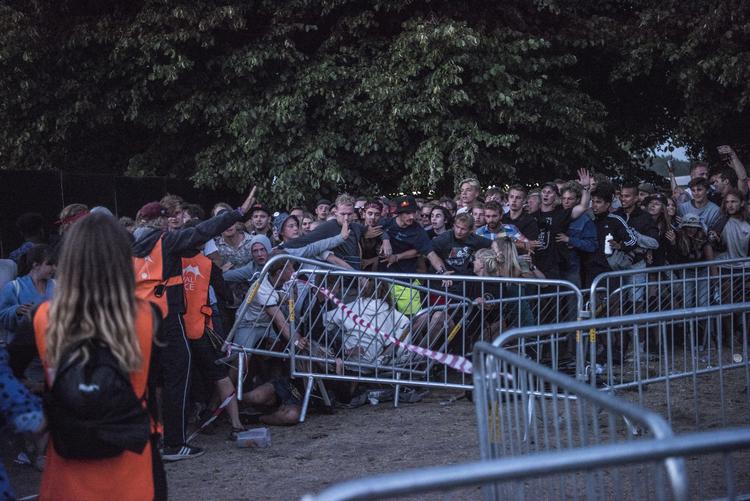 Inden Eminem-koncerten begyndte kom der pres fra folk i køen til pitten, og et hegn væltede og flere gæster blev klemt i faldet. Ingen kon alvorligt til skade, og de fleste folk fik plads inden koncerten for alvor kom i gang.
   Helle Arensbak/Ritzau Scanpix