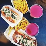 Hvis man er i det dekadente hjørne, kan man passende slå vejen forbi Hooked i Food Court, der serverer lobster rolls: hummersalat i smørstegt brød. David A. Dyrholm Nielsen