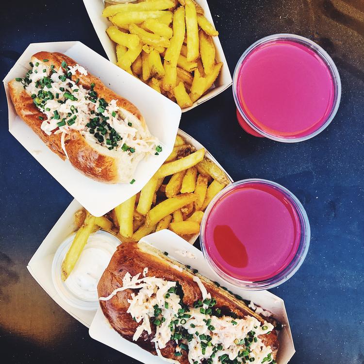 Hvis man er i det dekadente hjørne, kan man passende slå vejen forbi Hooked i Food Court, der serverer lobster rolls: hummersalat i smørstegt brød. David A. Dyrholm Nielsen