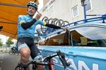 Jakob Fuglsang uden for hotellet, der er Astanas første hovedkvarter under Tour de France.
   Claus Bonnerup/Ritzau Scanpix