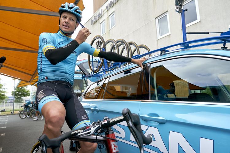 Jakob Fuglsang uden for hotellet, der er Astanas første hovedkvarter under Tour de France.
   Claus Bonnerup/Ritzau Scanpix