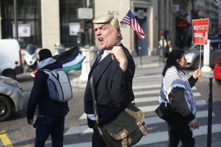 Der forventes demonstrationer, når Trump besøger Storbritannien i næste uge. Billedet er fra Paris i maj.  Thibault Camus/AP
