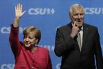 I weekenden indgik Angela Merkel og indenrigsminister Horst Seehofer et kompromis om at oprette transitcentre mellem Østrig og Tyskland. Matthias Schrader/AP