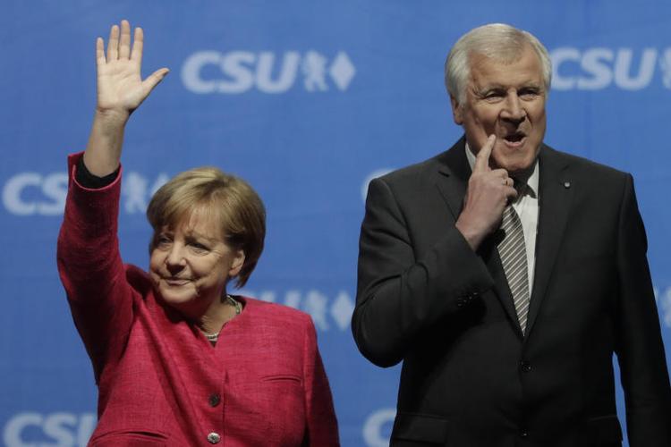 I weekenden indgik Angela Merkel og indenrigsminister Horst Seehofer et kompromis om at oprette transitcentre mellem Østrig og Tyskland. Matthias Schrader/AP