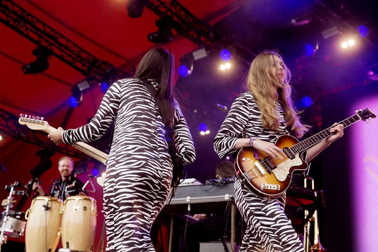 På trods af en vellykket 'The Lion's Roar' følte man lidt, at First Aid Kit placeret på Orange blev kastet for løverne. Thomas Borberg/POLFOTO
