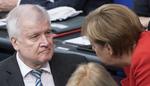 Angela Merkel og hendes rebelske indenrigsminster, Hors Seehofer, fotograferet tidligere i dag.  Bernd von Jutrczenka/AP