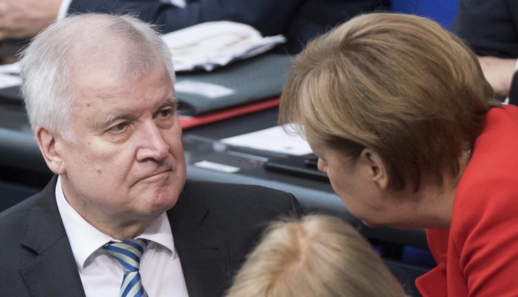 Angela Merkel og hendes rebelske indenrigsminster, Hors Seehofer, fotograferet tidligere i dag.  Bernd von Jutrczenka/AP
