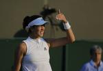 Den nedgående sol generede Garbine Muguruza så meget, at hun røg ud i Wimbledon, hvor hun var i finalen i 2015 og vandt i 2017. Ben Curtis/AP
