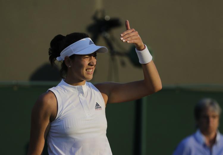 Den nedgående sol generede Garbine Muguruza så meget, at hun røg ud i Wimbledon, hvor hun var i finalen i 2015 og vandt i 2017. Ben Curtis/AP