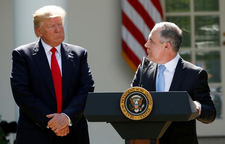 Miljødirektør, Scott Pruitt, har ifølge præsident Trump sagt sin stilling op efter  'vedholdende angreb' på ham og hans familie. Der har været kritiske rapporter fremme om Pruitts forbrug. Kevin Lamarque/Ritzau Scanpix