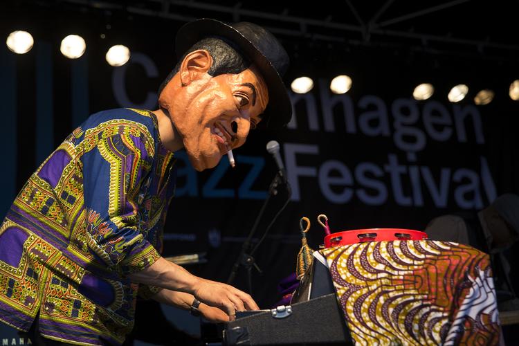 Den cool amerikaner Jazon Moran - her med maske under festivalen i 2015 - er en de mange nyskabende kunstnere, der gennem årene har indtaget Copenhagen Jazz Festival. Finn Frandsen/POLFOTO