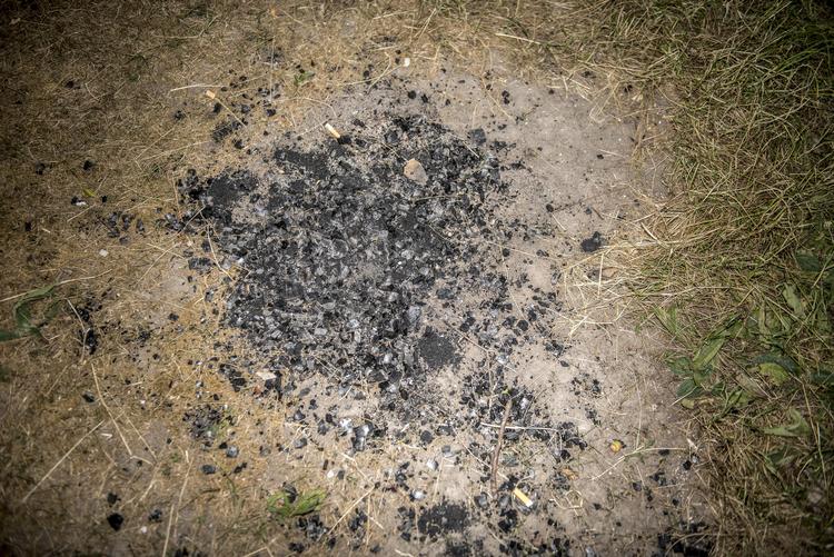 
Rester efter et bål ved Herslev nær Roskilde, mandag den 18. juni 2018. Det var politiet, der 16. juni om morgenen gav tilladelse til, at et bål i Gribskov, tændt i anledning af den muslimske eid-fest, kunne fortsætte, til trods for at der var afbrændingsforbud på grund af tørken. (Foto: Mads Claus Rasmussen/Ritzau Scanpix)
   Mads Claus Rasmussen/Ritzau Scanpix