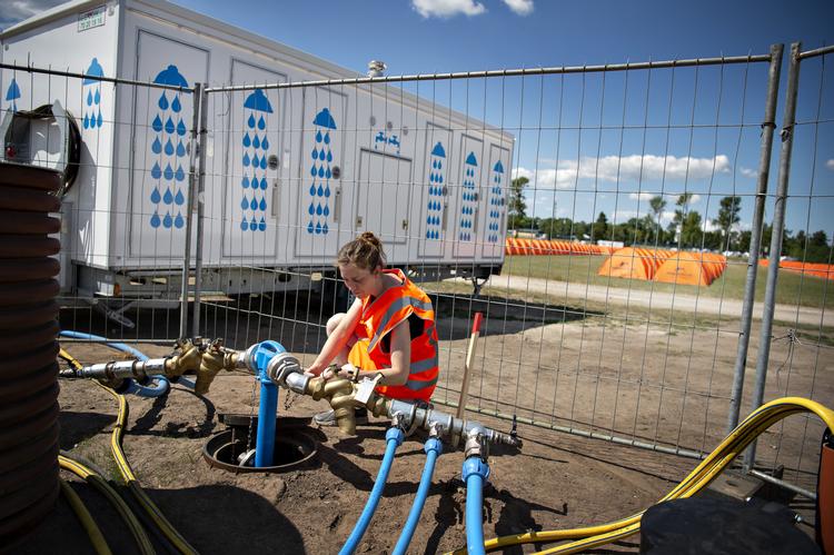 Roskilde Festival har i år etableret flere toiletter med skyl. Flere gæster har dog brokket sig over, at der er lange køer til dem.  Brian Karmark